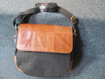 Ledertasche mit hellem Überwurf